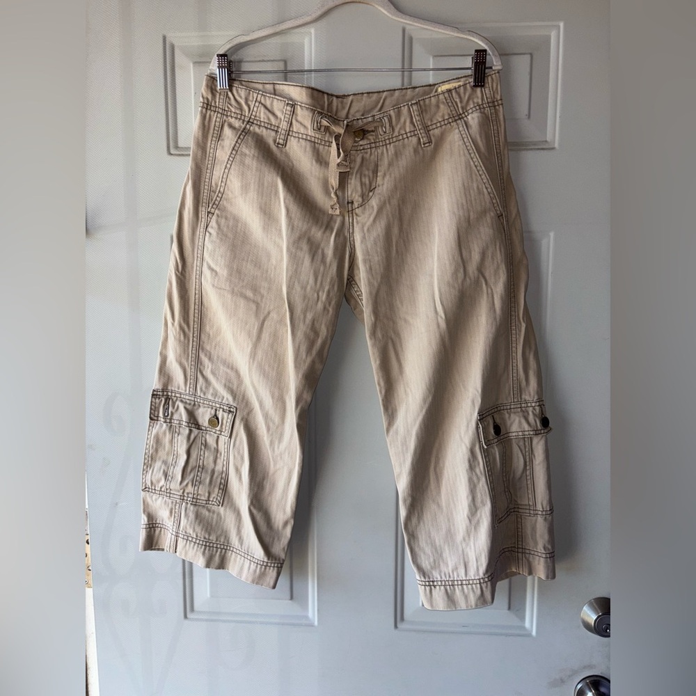 Levi’s tan cargo capri pants size M